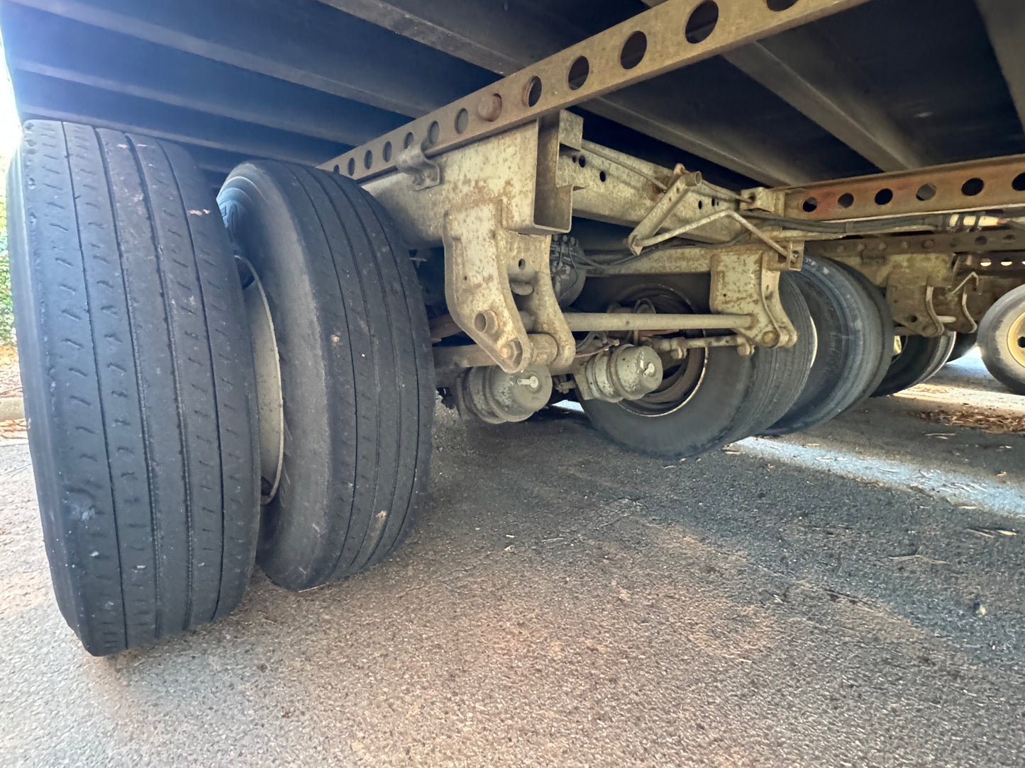 2004 53' Hyundai Dry Van - With Lift Gate